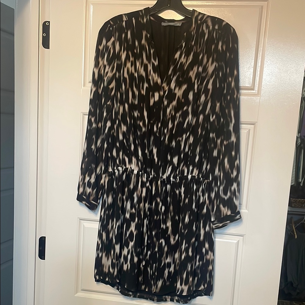 Avia Black and Tan V-Neck Bishop Sleeve Dress
